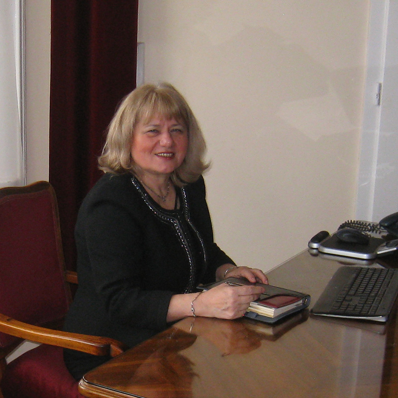 Ügyvédnő az íróasztalánál